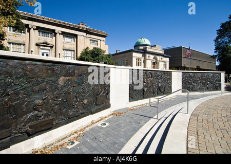 Drei Bronze Bas Reliefplatten 2500 Jahre Freiheit Warder Parken Jeffersonville Indiana Stockfoto