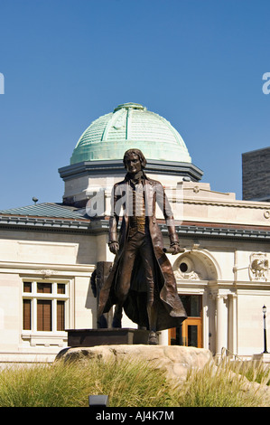 Bronze-Statue von Thomas Jefferson mit der Carnegie-Bibliothek im Hintergrund Jeffersonville Indiana Stockfoto