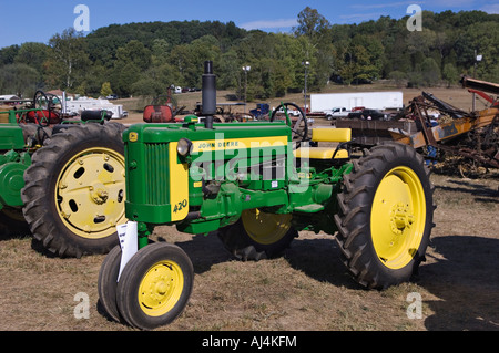 Antike 1956 John Deere 420T Traktor auf dem Display an Heritage Festival Lanesville Indiana Stockfoto