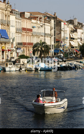 Ein Motorboot fährt auf einer Wasserstraße in Sete in l Herault Abteilung der Region Languedoc-Roussillon in Südfrankreich die Stadt Stockfoto