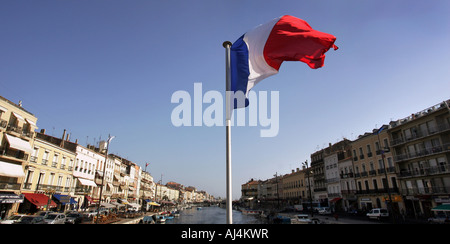 Die Tricolore französische Flagge fliegt über eine Wasserstraße in Sete in l Herault Abteilung der Region Languedoc-Roussillon in Frankreich Stockfoto