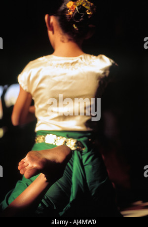 Ein junger Student übt ihren traditionellen Tanz an der Kunsthochschule in Phnom Penh Kambodscha Stockfoto