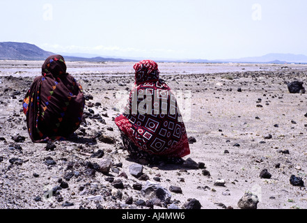 Afar-Frauen auf der Suche über die karge Vulkanlandschaft des Dankalia an das Rote Meer Eritrea Stockfoto