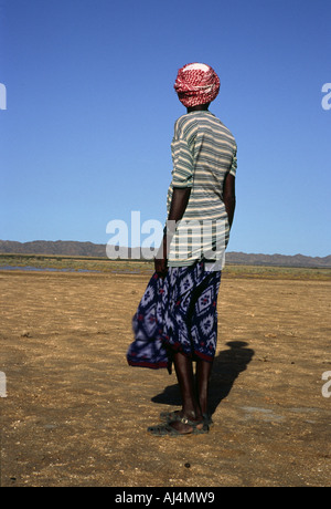 Eine Ferne Stammesangehörige blickt auf die karge Landschaft der Dankalia Eritrea Stockfoto