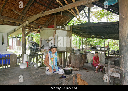 Junger Mann kocht Abendessen in der Küche-Hütte Stockfoto