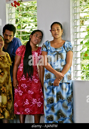 Männer und Frauen singen im Gottesdienst in abgelegenen Dorf Walung auf Kosrae Föderierte Staaten von Mikronesien FSM Stockfoto