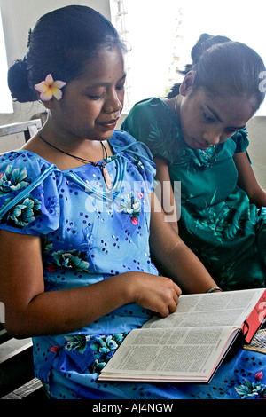 Junge Frauen singen im Gottesdienst in abgelegenen Dorf Walung auf Kosrae Föderierte Staaten von Mikronesien FSM Stockfoto