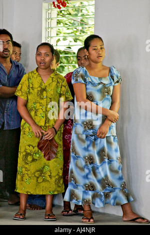 Männer und Frauen singen im Gottesdienst in abgelegenen Dorf Walung auf Kosrae Föderierte Staaten von Mikronesien FSM Stockfoto