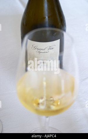 Eine Glas Weine gefüllt mit Jacquesson Grand Vin Signatur Extra Brut Millesimee Jahrgang 1995 auf eine weiße Tischdecke und eine Flasche in den Hintergrund, Champagne Jacquesson in Dizy, Vallée De La Marne, Marne, Champagne Ardennes, Frankreich Stockfoto