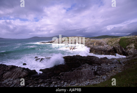 Wellen, getrieben durch ein Westwind Pfund Ufer bei Geo-Martin in der Nähe von Horgabost auf der Hebridean Insel Harris Stockfoto