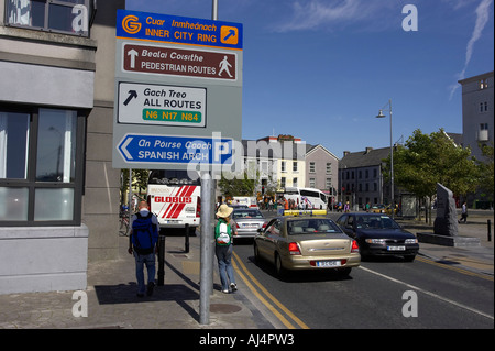 zweisprachige Verkehrsschilder im gälischen und englischen in Galway City County Galway Republik von Irland Stockfoto