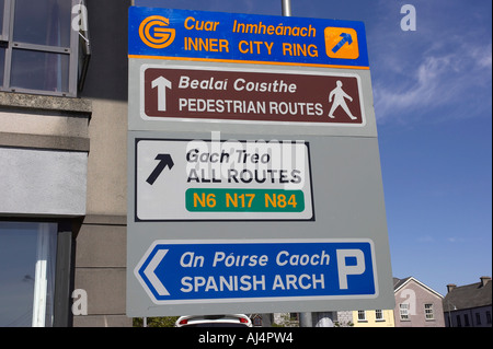 zweisprachige Verkehrsschilder im gälischen und englischen in Galway City County Galway Republik von Irland Stockfoto