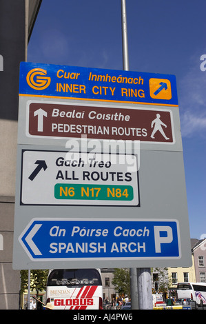 zweisprachige Verkehrsschilder im gälischen und englischen in Galway City County Galway Republik von Irland Stockfoto