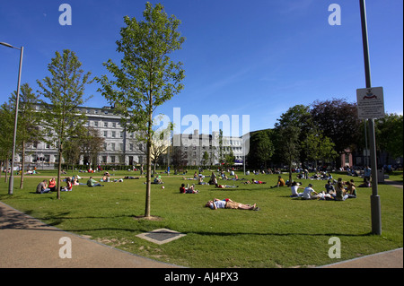 Die Menschen genießen den Sonnenschein auf der grünen Eyre Square in Galway County Galway Irland wie John F. Kennedy Memorial Park bekannt Stockfoto