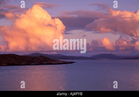 Hoch aufragende Wolken über South Harris und z. sind von der späten Abendsonne rosa lackiert. Stockfoto