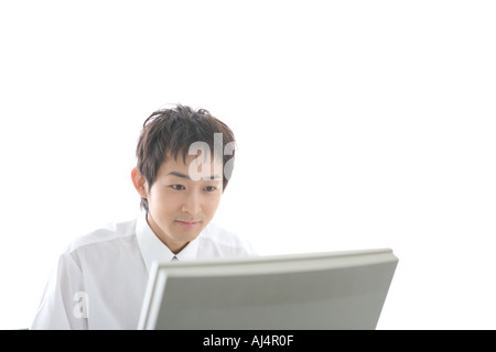 Junger Mann am Computer arbeiten Stockfoto