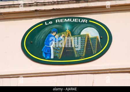 Eine gemalten Zeichen, die das Thema der Champagner und Wein Produktion zeigt: Le Remueur - der Riddler von Flaschen in einem Gewölbekeller mit Pupitres, das Dorf von Hautvillers im Vallée De La Marne, Champagner, Marne, Ardennen, Frankreich Stockfoto