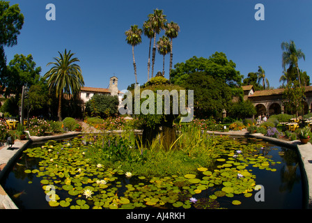 Fontäne und Hof an die Mission San Juan Capistrano, Orange County, California, Vereinigte Staaten von Amerika, Nordamerika Stockfoto