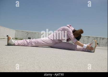 Junge Frau dabei spaltet Stockfoto