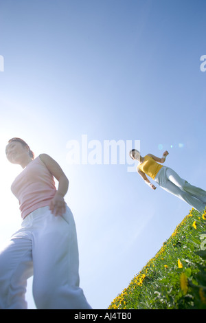 Zwei junge Frau, die zu Fuß in Feld Stockfoto