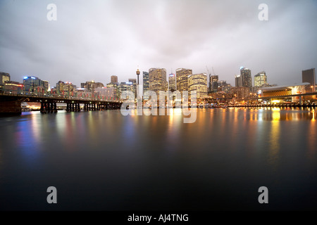 Stadtzentrum Geschäft Bezirk Gebäude Skyline bei Nacht mit Spiegelungen im Wasser von Darling Harbour in Sydney New South Wales Stockfoto