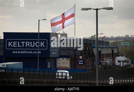 Eine riesige Flagge von St. George Flagge in der Brise über ein Gewerbegebiet im Herzen des schwarzen Landes die welches symbol Stockfoto