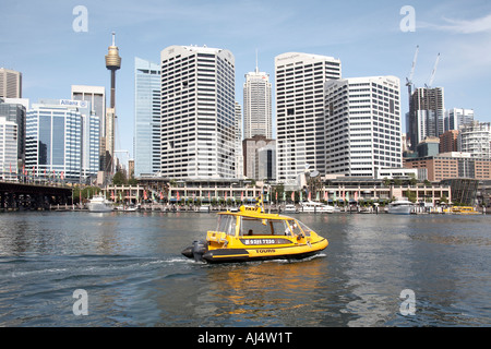 Stadtzentrum Geschäft Bezirk Gebäude Skyline mit gelbe Wassertaxi in Darling Harbour Sydney New South Wales NSW Australia Stockfoto