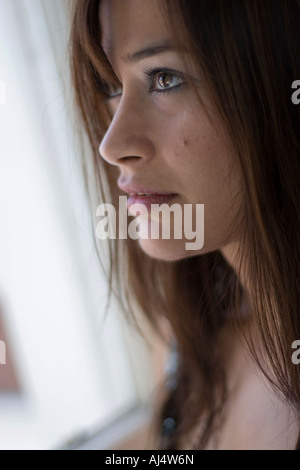 junge schöne Brünette Frau Stockfoto