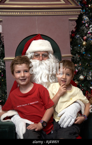 Weihnachtsmann oder Santa Claus mit roten Hut weißen Bart und zwei jungen Kindern in Sydney New South Wales NSW Australia NA Stockfoto