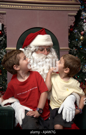 Weihnachtsmann oder Santa Claus mit roten Hut weißen Bart und zwei jungen Kindern in Sydney New South Wales NSW Australia NA Stockfoto