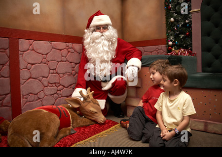 Vater Weihnachten oder den Weihnachtsmann mit Rentier und zwei jungen Kindern in Sydney New South Wales NSW Australia NAOH CJWH Stockfoto