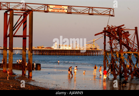 Palace Pier von Brighton sehen durch die Struktur der West Pier UK Stockfoto