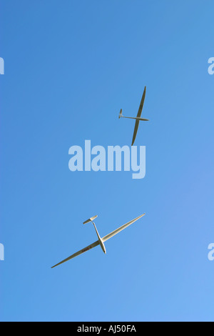 Gleitschirme fliegen über Sutton Bank in North Yorkshire Stockfoto