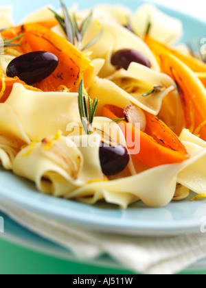 Italienische Pappardelle Pasta mit Oliven und Orangen Paprika vegetarisches Gericht Stockfoto