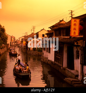 Bootfahren auf einem Kanal in Zhouzhuang Wasserdorf, Jiangsu, China Stockfoto