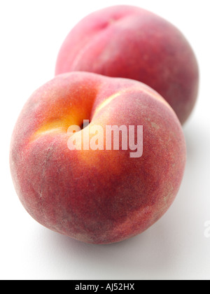 zwei Pfirsiche auf weißem Hintergrund Stockfoto