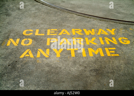 Freifläche, keine Parkplatz-Schild auf Beton in gelb lackiert Stockfoto