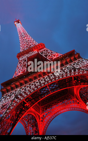 Rote Beleuchtung auf Eiffelturm in der Ehre des Chinesisch-Neujahr Stockfoto