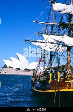 Replik der Großsegler HMS Bounty Sydney Harbour, Sydney Opera House New South Wales, Australien. Down under long Haul Urlaub Stockfoto