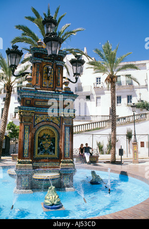 Weiße Dorf Vejer De La Frontera Cadiz Spanien paar ruht am Brunnen auf der Plaza de España Stockfoto