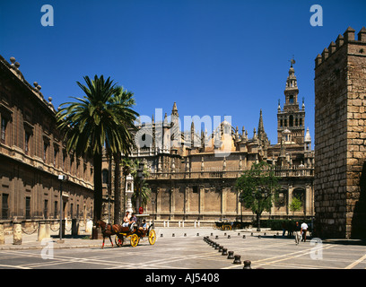 Spanien Sevilla linken Archivo de Indias Mitte der Kathedrale von Sevilla rechts Alcazar Sevilla Andalusien Andalusien Stockfoto