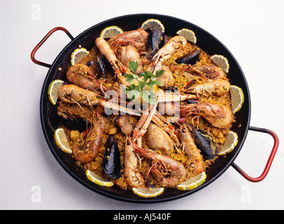 Spanische Paella wahrscheinlich Spaniens bunt und berühmten gastronomischen Genuss. Spanisches Essen. Küche aus Spanien Stockfoto