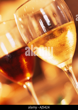Zwei gekühlte Gläser Wein rot und Weißwein Stockfoto