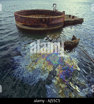 Ölaustritt an der Oberfläche des Wassers neben dem Geschützturm der USS Arizona versenkt in Pearl Harbour Honolulu Hawaii Stockfoto