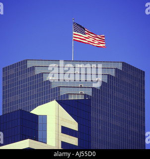 Große amerikanische Flagge fliegt in gute Brise vom weißen Pol am oberen sehr modernes blaues Glas Bürohaus San Diego Kalifornien U S A Stockfoto