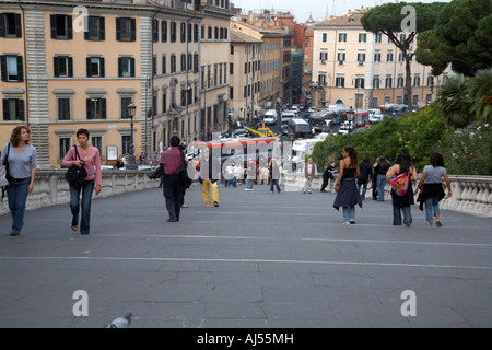 Touristen gehen auf die Cordonata Maßnahmen Michelangelo TEP im Vorfeld der Campidoglio, Blick nach unten Stockfoto