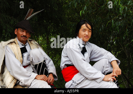 Zwei einheimische Naxi Menschen im Dorf Yushui (Jade Wasser), Lijiang, Yunnan, China. Stockfoto