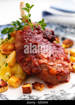 Ein Kotelett mit Bratkartoffeln und zerdrückte Schwede Stockfoto