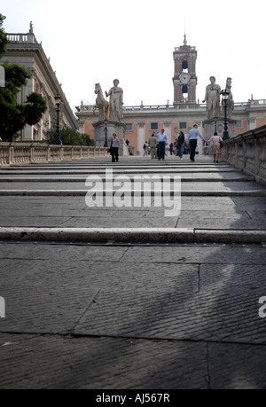 Touristen gehen auf die Cordonata Maßnahmen Michelangelo Stufen hinauf auf das Kapitol Rom Latium-Italien Stockfoto