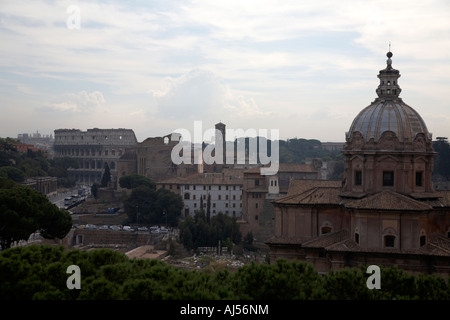 Blick auf Rom einschließlich Skyline mit dem Kolosseum und der Kuppel des Santi Luca e Martina mit dem Forum romanum unten Stockfoto